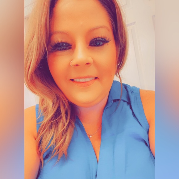 Meet your Posher, Jennifer! 💋 - Picture 5 of 6